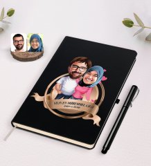 Kişiye Özel Yılın En Mükemmel Çifti Karikatürlü Siyah Defter ve Kalem Hediye Seti-58
