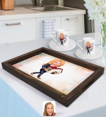 Kişiye Özel Kadın Emlakçı Karikatürlü Doğal Ahşap Tepsi ve 2’li Kahve Fincan Seti-1