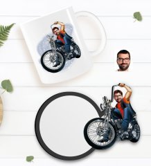Kişiye Özel Erkek Motorcu Karikatürlü Beyaz Kupa ve Ahşap Bardak Altlığı Hediye Seti-5