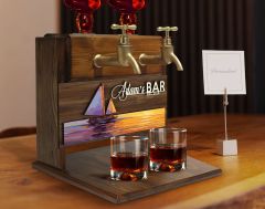 BK Gift Kişiye Özel Kabartma İsimli ve Tarihli Çift Musluklu Doğal Ahşap İçki Standı-29, İçki Standı, Doğum Günü Hediyesi, Ev Hediyesi