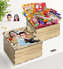 Kişiye Özel Ahşap Kutuda Evlilik Karikatürlü Nostaljik Lezzetler Hediye Seti-2