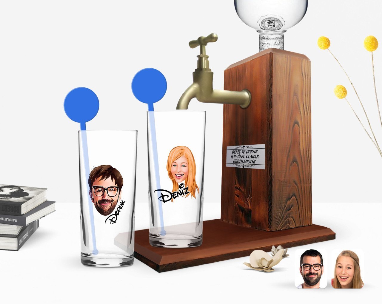 Kişiye Özel Renkli Baskılı Erkek ve Kadın Yüz Karikatürlü İkili Vodka Bardağı ve Ahşap Vodka Standı Hediye Seti-1