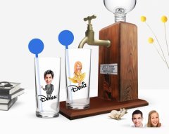 Kişiye Özel Renkli Baskılı Erkek ve Kadın Karikatürlü İkili Vodka Bardağı ve Ahşap Vodka Standı Hediye Seti-8