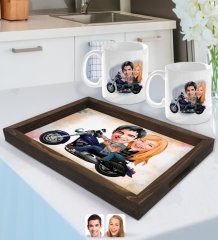 Kişiye Özel Motorcu Sevgililer Karikatürlü Doğal Ahşap Tepsi ve 2’li Kupa Bardak Seti-1