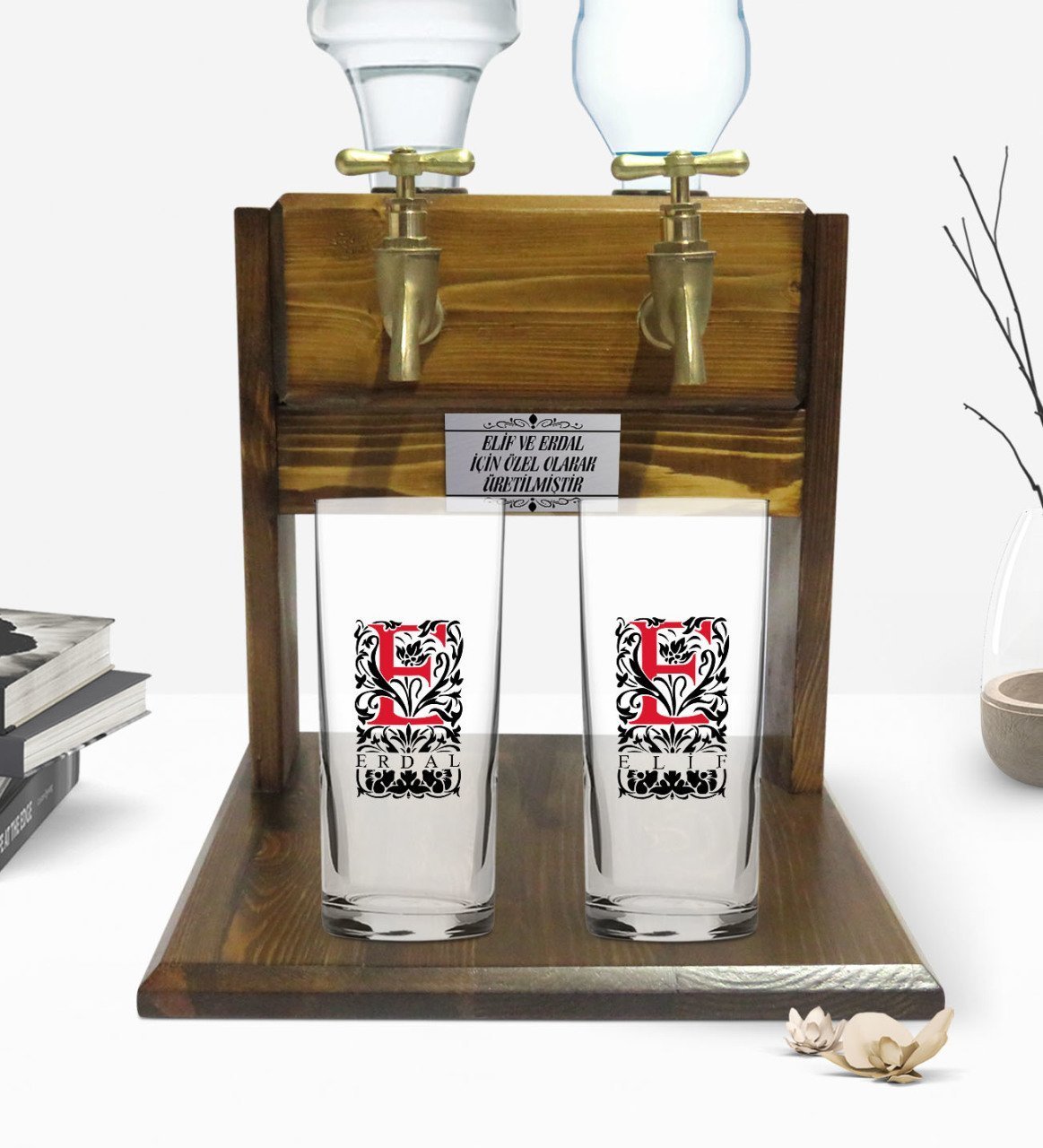 Kişiye Özel Renkli Baskılı Harf Tasarımlı İkili Rakı Bardağı ve Çift Musluklu Doğal Ahşap Rakı Standı-7