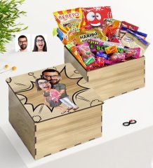 Kişiye Özel Ahşap Kutuda Bebek Sürprizi Karikatürlü Nostaljik Lezzetler Hediye Seti