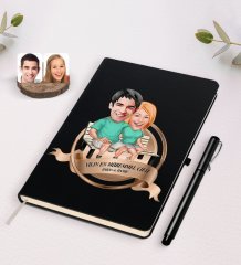 Kişiye Özel Yılın En Mükemmel Çifti Karikatürlü Siyah Defter ve Kalem Hediye Seti-55