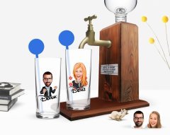 Kişiye Özel Renkli Baskılı Erkek ve Kadın Karikatürlü İkili Vodka Bardağı ve Ahşap Vodka Standı Hediye Seti-7