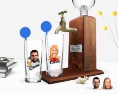 Kişiye Özel Renkli Baskılı Erkek ve Kadın Karikatürlü İkili Vodka Bardağı ve Ahşap Vodka Standı Hediye Seti-6