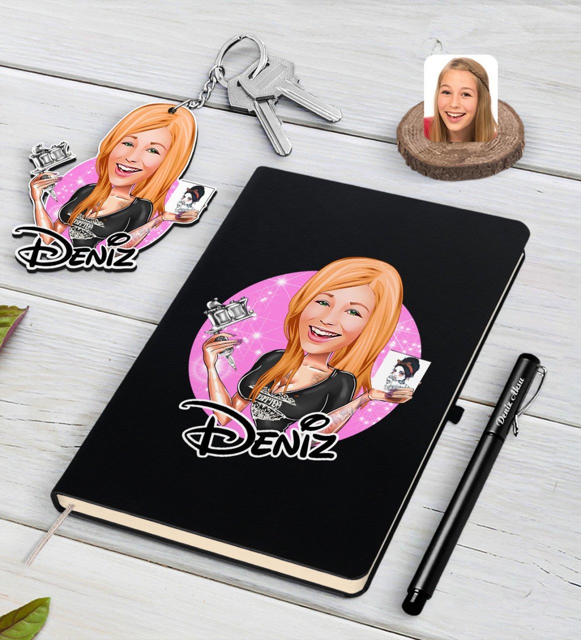 Kişiye Özel Kadın Dövme Sanatçısı Karikatürlü Siyah Defter Kalem Ve Anahtarlık Hediye Seti-1