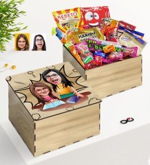 Kişiye Özel Ahşap Kutuda Anne Kız Karikatürlü Nostaljik Lezzetler Hediye Seti-1