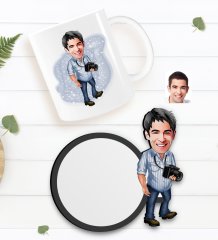 Kişiye Özel Erkek Fotoğrafçı Karikatürlü Beyaz Kupa ve Ahşap Bardak Altlığı Hediye Seti-1