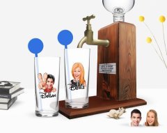 Kişiye Özel Renkli Baskılı Erkek ve Kadın Karikatürlü İkili Vodka Bardağı ve Ahşap Vodka Standı Hediye Seti-4