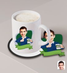 Kişiye Özel Erkek En İyi Öğretmen Karikatürlü Beyaz Kupa ve Ahşap Bardak Altlığı Hediye Seti-1
