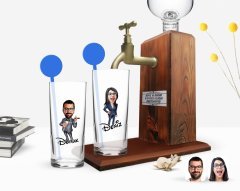 Kişiye Özel Renkli Baskılı Erkek ve Kadın Karikatürlü İkili Vodka Bardağı ve Ahşap Vodka Standı Hediye Seti-3