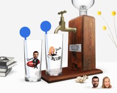 Kişiye Özel Renkli Baskılı Erkek ve Kadın Karikatürlü İkili Vodka Bardağı ve Ahşap Vodka Standı Hediye Seti-2