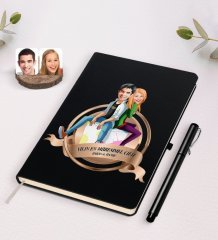 Kişiye Özel Yılın En Mükemmel Çifti Karikatürlü Siyah Defter ve Kalem Hediye Seti-35