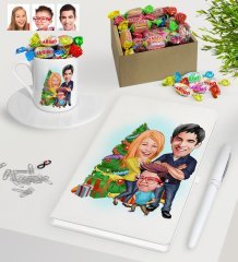 Kişiye Özel Yeni Yıl Aile Karikatürlü Beyaz Defter Kalem Türk Kahvesi Fincanı ve Kutulu Haribo Şeker Hediye Seti-3