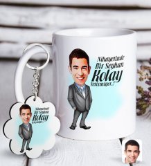 Kişiye Özel Erkek Kolay Yetişmiyor Karikatürlü Beyaz Kupa ve Anahtarlık Hediye Seti-1