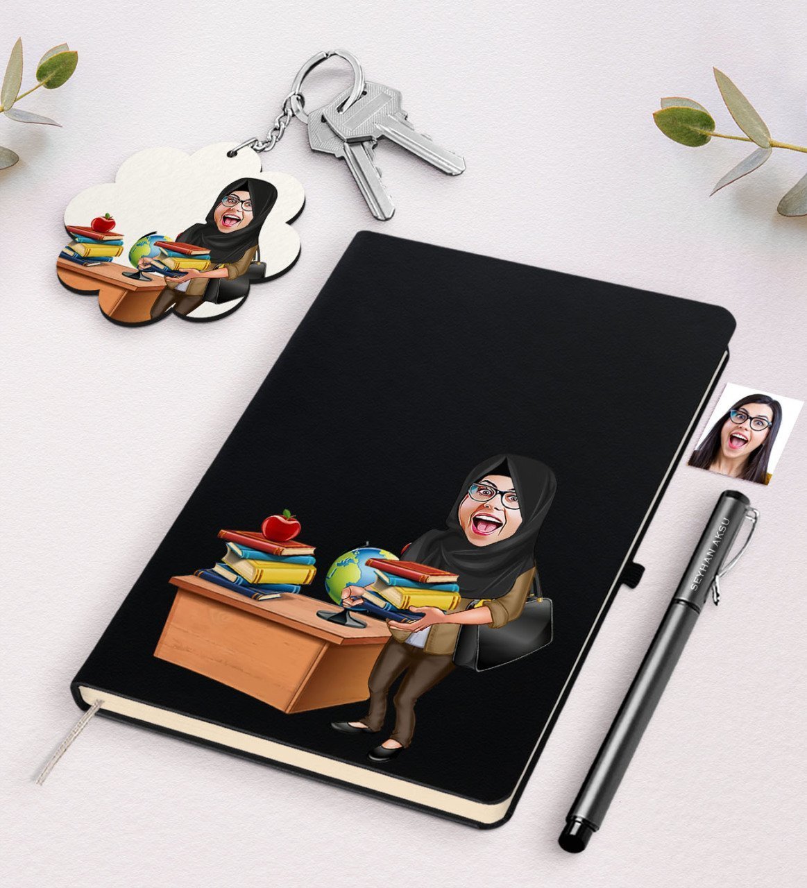 Kişiye Özel Bayan Öğretmen Karikatürlü Siyah Defter Kalem Ve Anahtarlık Hediye Seti-8