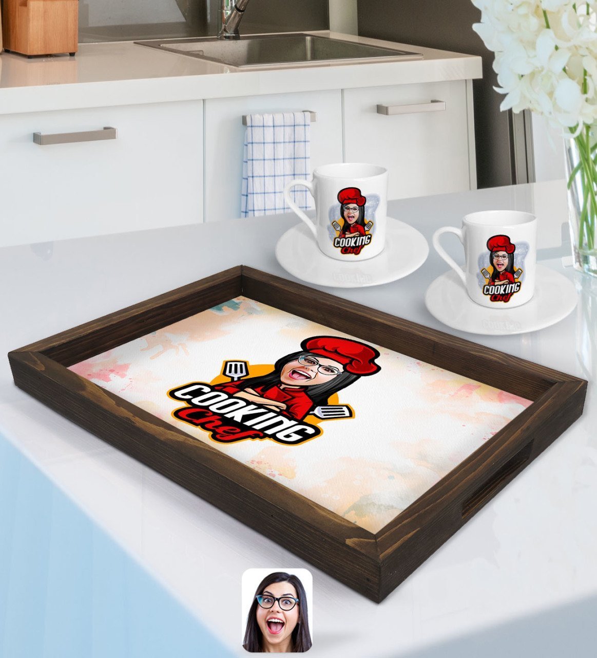 Kişiye Özel Kadın Chef Karikatürlü Doğal Ahşap Tepsi ve 2’li Kahve Fincan Seti-11