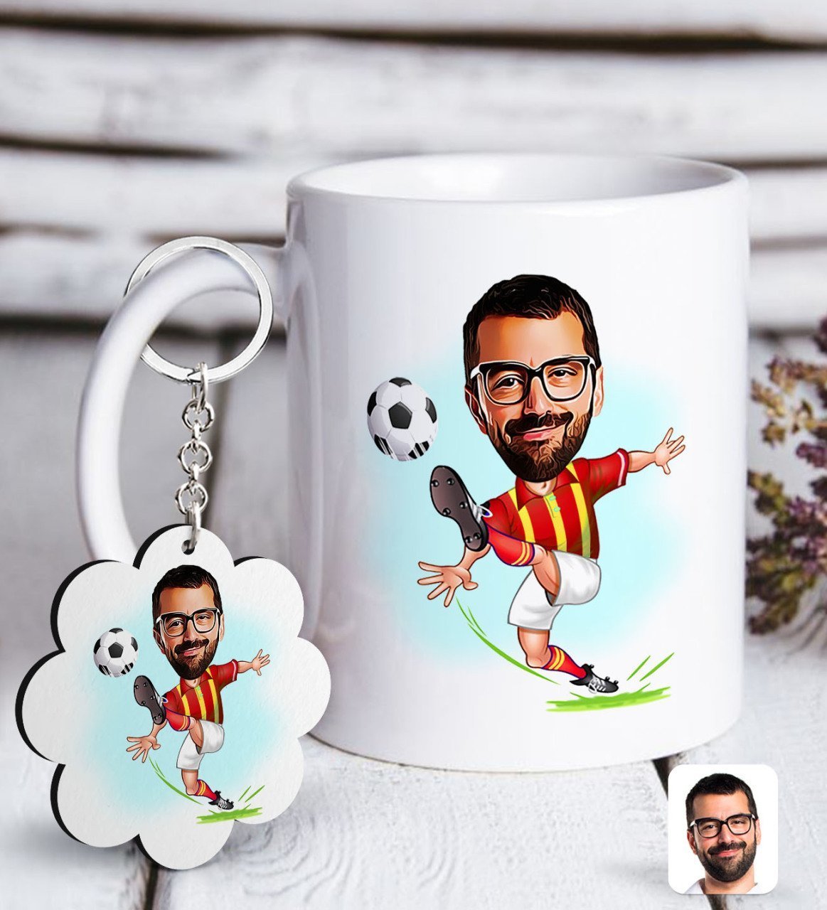 Kişiye Özel Sarı Kırmızı Futbolcu Karikatürlü Beyaz Kupa ve Anahtarlık Hediye Seti