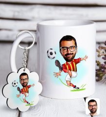 Kişiye Özel Sarı Kırmızı Futbolcu Karikatürlü Beyaz Kupa ve Anahtarlık Hediye Seti
