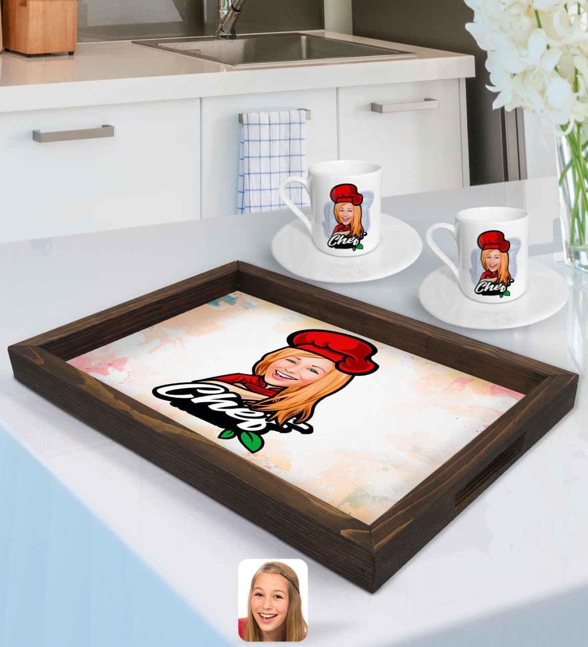 Kişiye Özel Kadın Chef Karikatürlü Doğal Ahşap Tepsi ve 2’li Kahve Fincan Seti-10