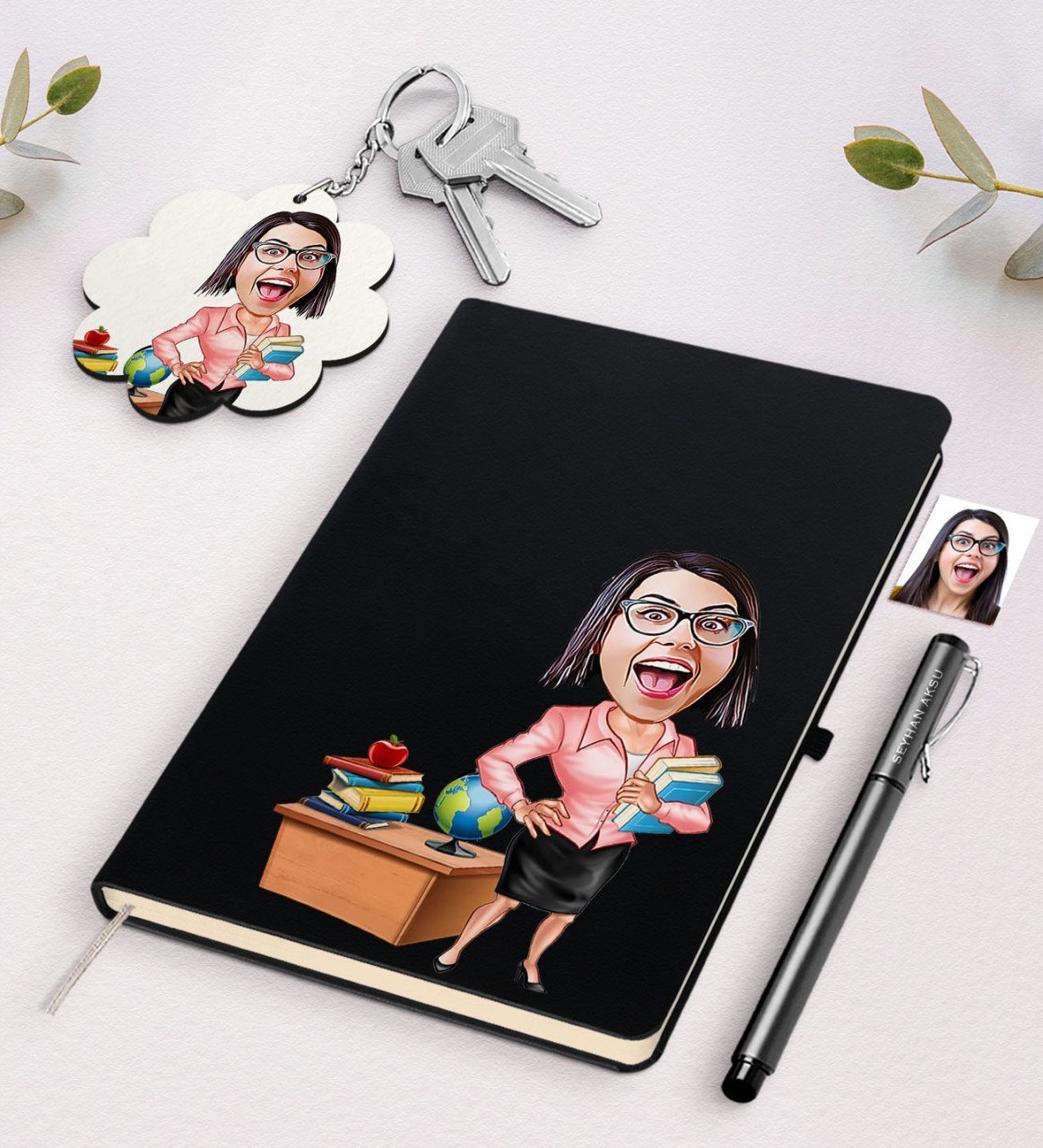 Kişiye Özel Bayan Öğretmen Karikatürlü Siyah Defter Kalem Ve Anahtarlık Hediye Seti-5