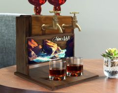 BK Gift Kişiye Özel Kabartma İsimli ve Tarihli Çift Musluklu Doğal Ahşap İçki Standı-13, İçki Standı, Doğum Günü Hediyesi, Ev Hediyesi