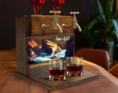 BK Gift Kişiye Özel Kabartma İsimli ve Tarihli Çift Musluklu Doğal Ahşap İçki Standı-13, İçki Standı, Doğum Günü Hediyesi, Ev Hediyesi