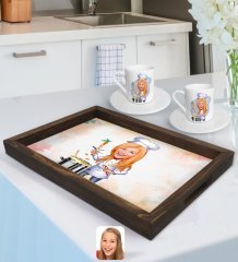 Kişiye Özel Kadın Chef Karikatürlü Doğal Ahşap Tepsi ve 2’li Kahve Fincan Seti-1