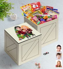 Kişiye Özel Yeni Yıl Aile Karikatürlü Ahşap Kutuda Nostaljik Lezzetler Hediye Seti-4