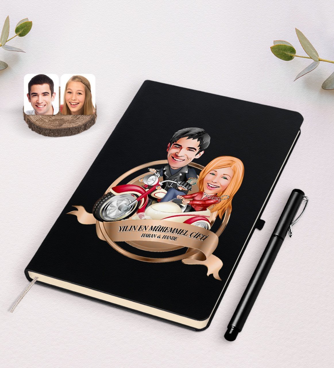 Kişiye Özel Yılın En Mükemmel Çifti Karikatürlü Siyah Defter ve Kalem Hediye Seti-12