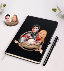 Kişiye Özel Yılın En Mükemmel Çifti Karikatürlü Siyah Defter ve Kalem Hediye Seti-12