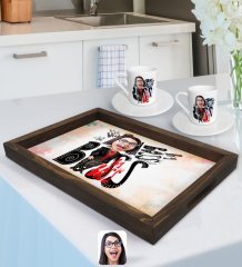 Kişiye Özel Kadın Big Boss Karikatürlü Doğal Ahşap Tepsi ve 2’li Kahve Fincan Seti-3