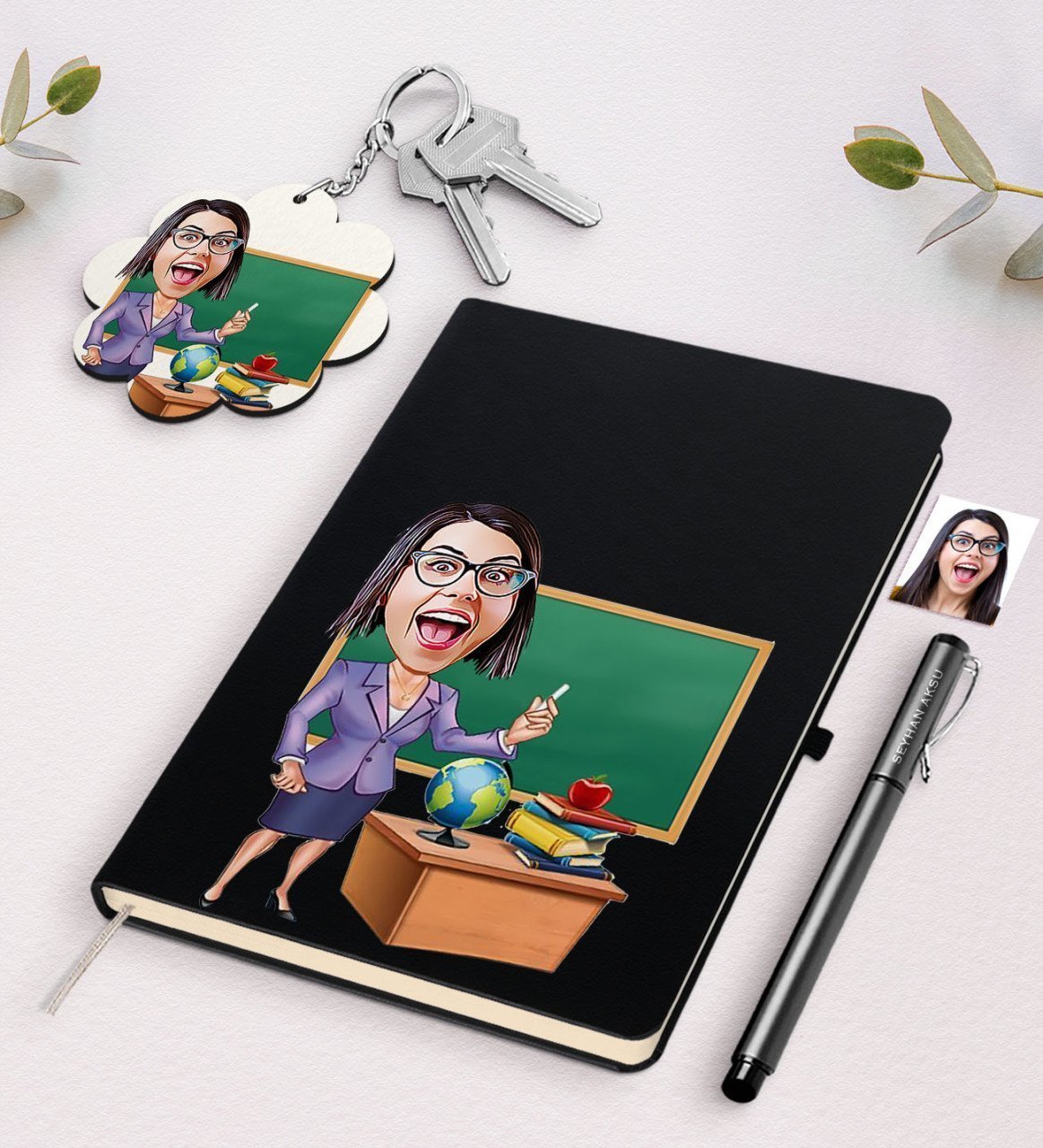 Kişiye Özel Bayan Öğretmen Karikatürlü Siyah Defter Kalem Ve Anahtarlık Hediye Seti-1