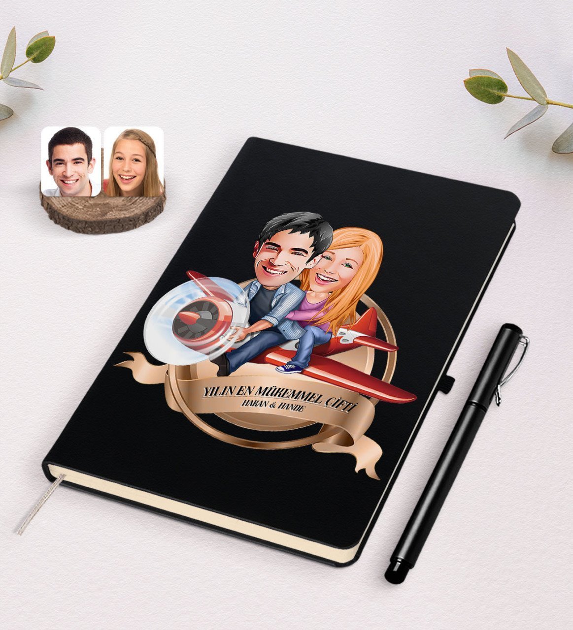 Kişiye Özel Yılın En Mükemmel Çifti Karikatürlü Siyah Defter ve Kalem Hediye Seti-11