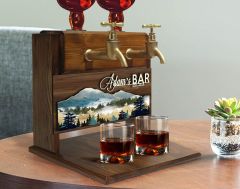 BK Gift Kişiye Özel Kabartma İsimli ve Tarihli Çift Musluklu Doğal Ahşap İçki Standı-9, İçki Standı, Doğum Günü Hediyesi, Ev Hediyesi
