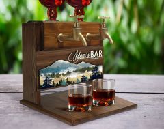 BK Gift Kişiye Özel Kabartma İsimli ve Tarihli Çift Musluklu Doğal Ahşap İçki Standı-9, İçki Standı, Doğum Günü Hediyesi, Ev Hediyesi