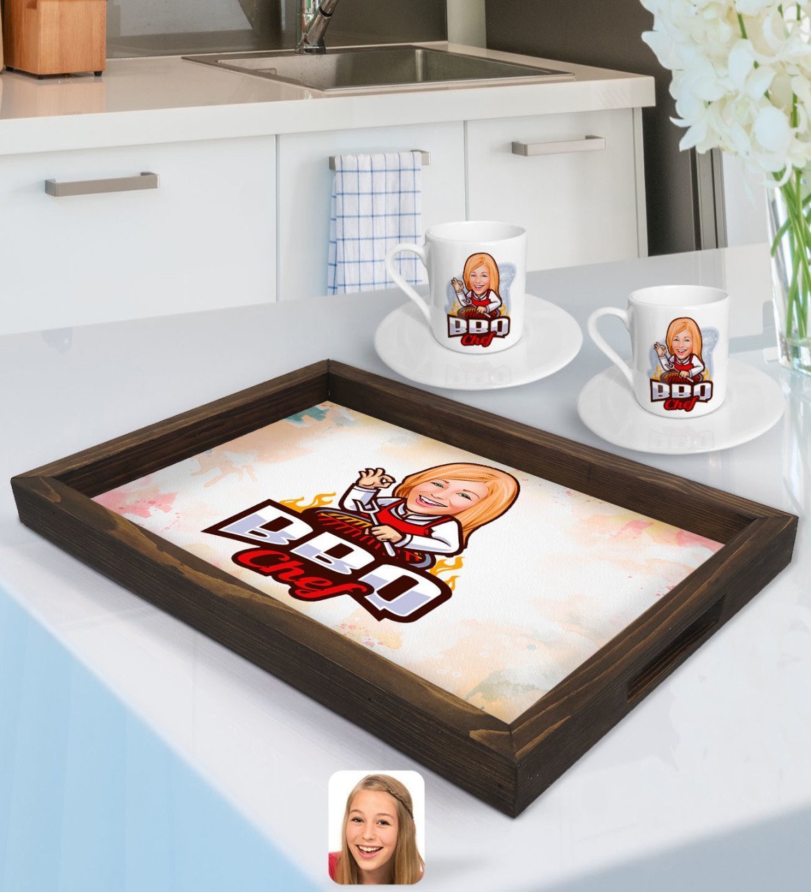 Kişiye Özel Kadın Barbekü Chef Karikatürlü Doğal Ahşap Tepsi ve 2’li Kahve Fincan Seti-1
