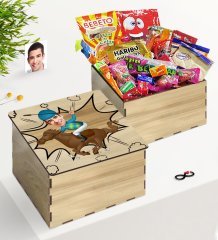 Kişiye Özel Ahşap Kutuda Bay Jokey Karikatürlü Nostaljik Lezzetler Hediye Seti