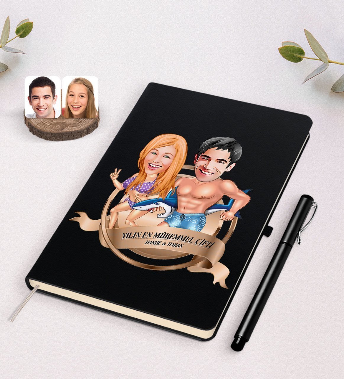 Kişiye Özel Yılın En Mükemmel Çifti Karikatürlü Siyah Defter ve Kalem Hediye Seti-8