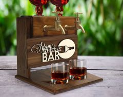 BK Gift Kişiye Özel Kabartma İsimli ve Tarihli Çift Musluklu Doğal Ahşap İçki Standı-7, İçki Standı, Doğum Günü Hediyesi, Ev Hediyesi