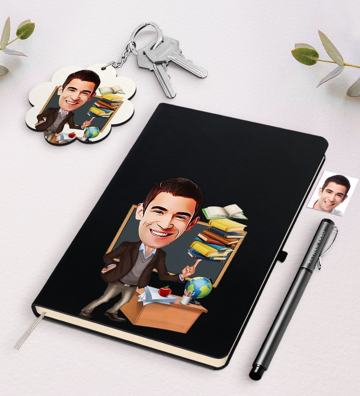 Kişiye Özel Erkek Öğretmen Karikatürlü Siyah Defter Kalem Ve Anahtarlık Hediye Seti-2