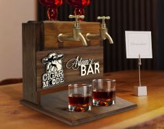 BK Gift Kişiye Özel Kabartma İsimli ve Tarihli Çift Musluklu Doğal Ahşap İçki Standı-6, İçki Standı, Doğum Günü Hediyesi, Ev Hediyesi