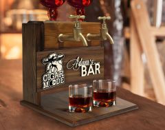 BK Gift Kişiye Özel Kabartma İsimli ve Tarihli Çift Musluklu Doğal Ahşap İçki Standı-6, İçki Standı, Doğum Günü Hediyesi, Ev Hediyesi