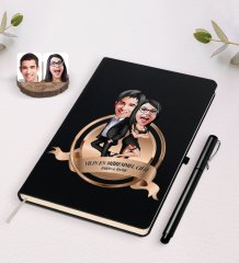 Kişiye Özel Yılın En Mükemmel Çifti Karikatürlü Siyah Defter ve Kalem Hediye Seti-6