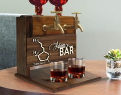 BK Gift Kişiye Özel Kabartma İsimli ve Tarihli Çift Musluklu Doğal Ahşap İçki Standı-5, İçki Standı, Doğum Günü Hediyesi, Ev Hediyesi