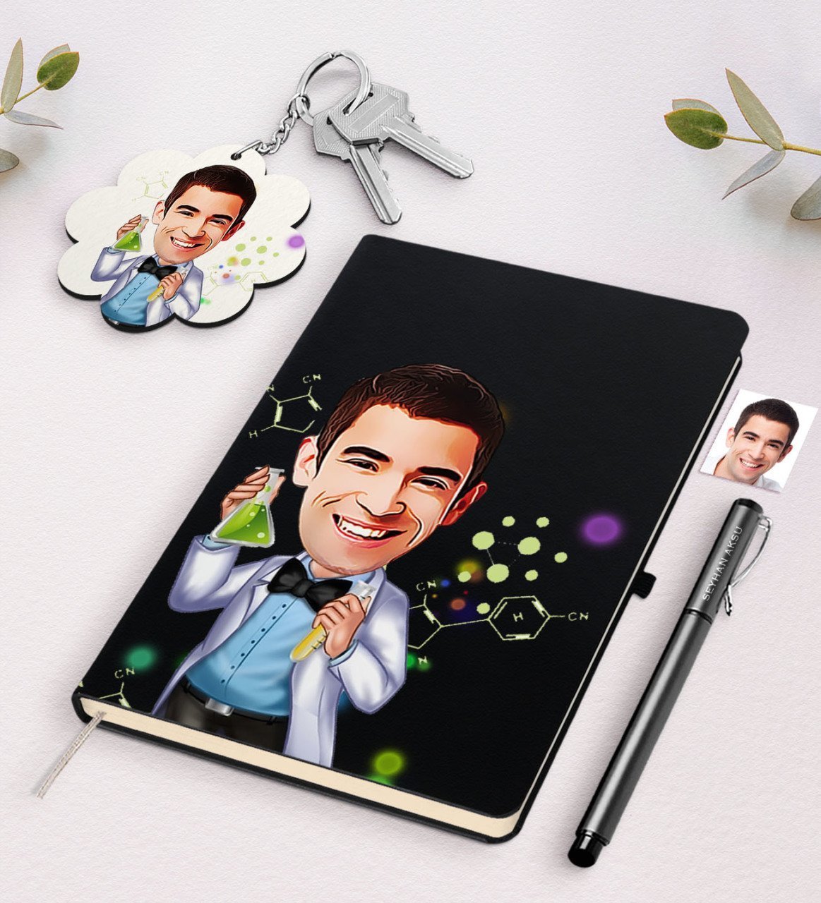 Kişiye Özel Erkek Fen Bilimleri Öğretmeni Karikatürlü Siyah Defter Kalem Ve Anahtarlık Hediye Seti-3